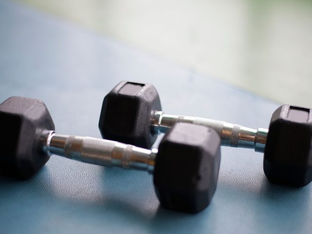Comment choisir la barre de traction idéale pour votre entraînement à domicile